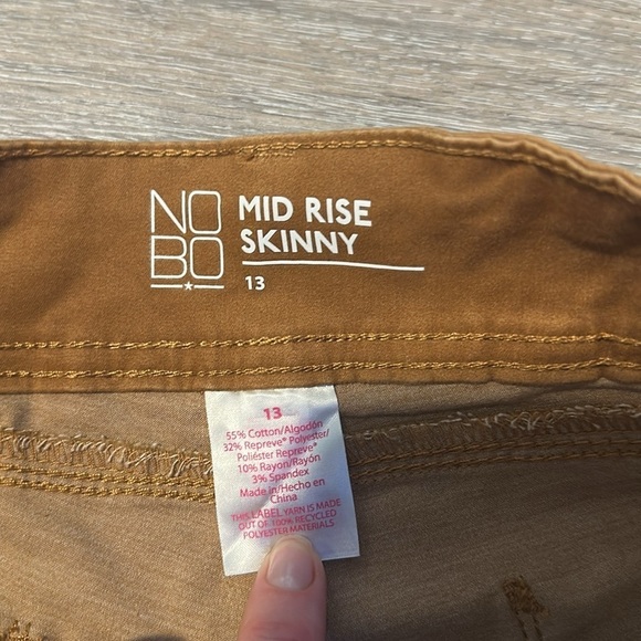 No Boundaries 13 Mid Rise Skinny khaki straight leg pant stretch NWOT - Picture 4 of 5